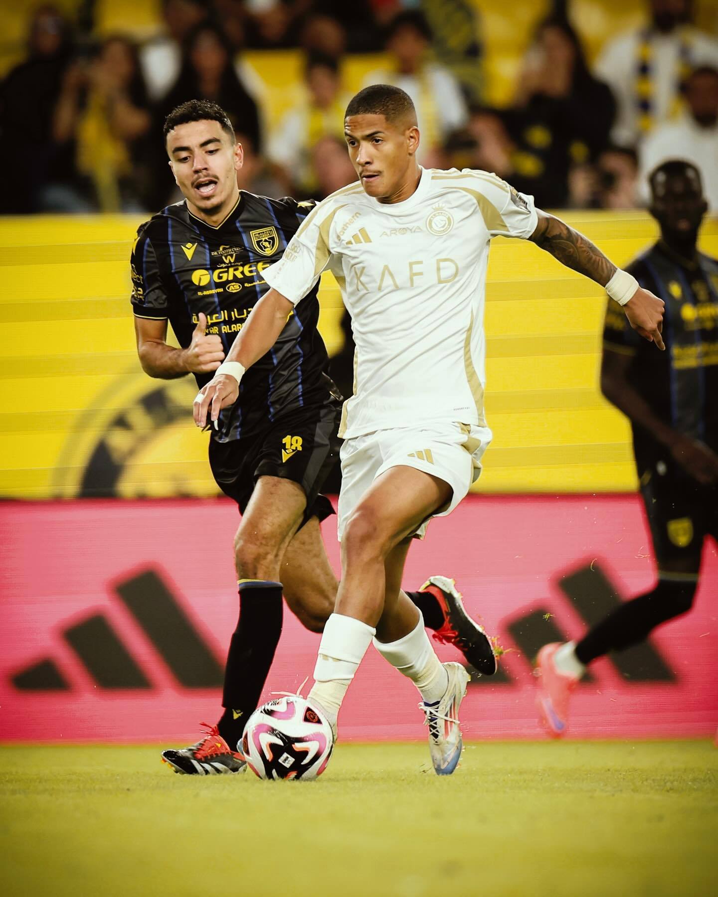 利雅得纳一主场取胜，锁定小组第一