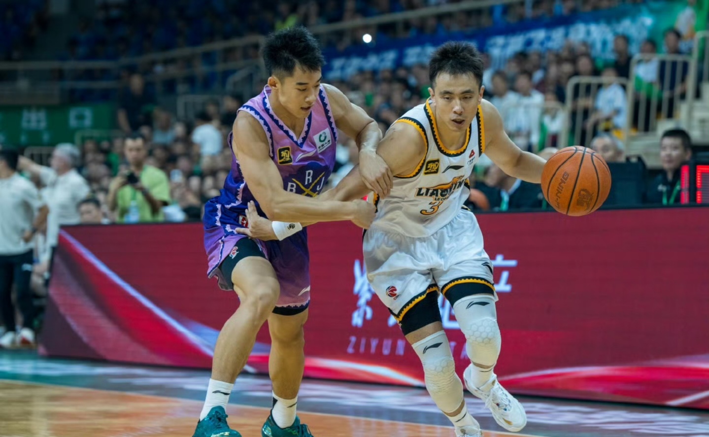 北京男篮对阵大连队，全队备战意志坚定(北京男篮对阵大连队,全队备战意志坚定不移)